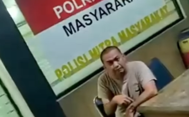 Anggota polisi Polsek Cikarang Utara menyuruh warga lepaskan maling motor yang ditangkap. [Instagram]